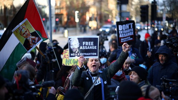 «Énorme déception» : la justice britannique refuse la libération sous caution de Julian Assange