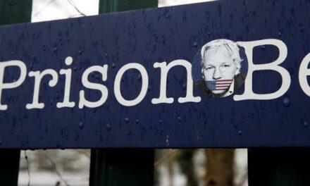 Assange : l’administration Biden annonce continuer les poursuites, des organisations protestent