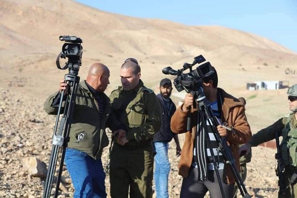 Les forces d’occupation détiennent l’équipe de la télévision « Palestine » au sud d’Hébron