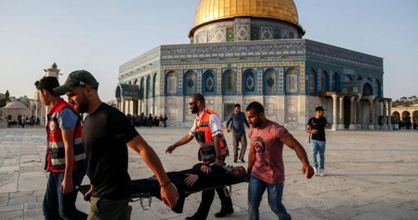 Israël empêche le personnel médical de soigner les blessés à Al-Aqsa