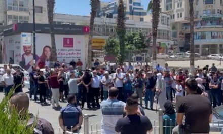 Un stand condamnant l’assassinat de « Banat » à Ramallah