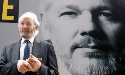 « Julian Assange est victime de torture physique et morale » d’après son père