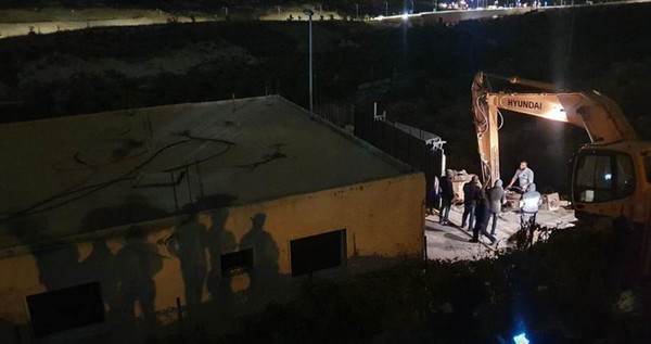 L’occupation oblige une famille de Jérusalem à démolir sa maison à Sur Baher