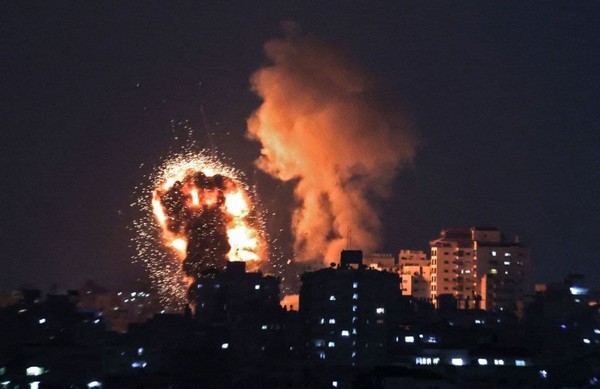 Raids aériens et d’artillerie israéliens visant deux sites dans la bande de Gaza
