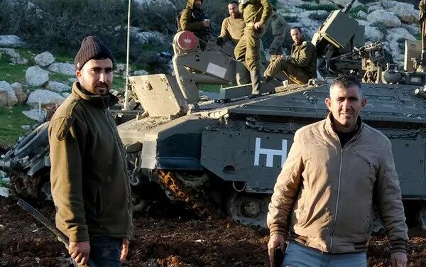 L’armée israélienne bulldoze des champs de blé palestiniens pour faire place aux tanks
