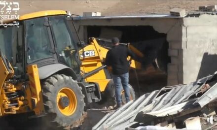 Israël démolit les maisons de trois familles à Khirbet al-Fakhit, Masafer Yatta, laissant 18 personnes sans abri dans les efforts visant à expulser les habitants de la région