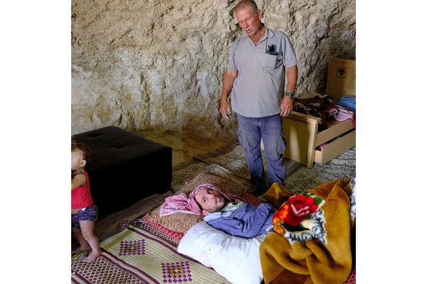 Un an et demi après avoir été abattu par des soldats israéliens, Haroun Abou Aram est allongé dans une grotte, paralysé