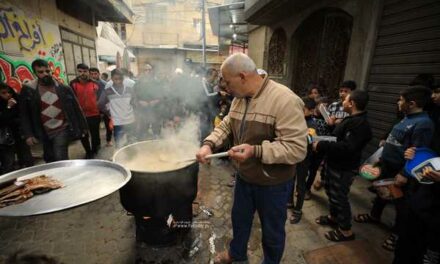 Des Palestiniens de Gaza préparent chaque jour une soupe aux lentilles pour les familles dans le besoin pendant le mois sacré du Ramadan