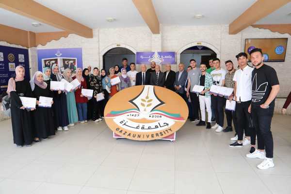 L’Université de Gaza termine deux cours de français et distribue des attestations aux étudiants participants