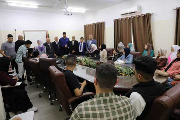 Le président de l’Université de Gaza rencontre les étudiants inscrits dans les cours de français au Centre de langue française